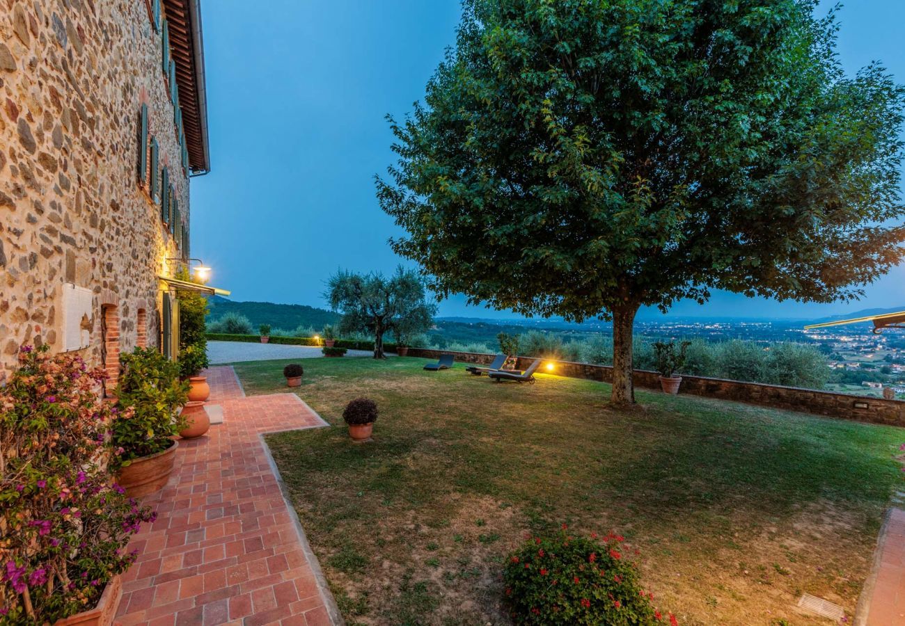 Villa a Lucca - Villa Rapondi, a stone farmhouse with incredible view and private jucuzzi hot tub in Lucca