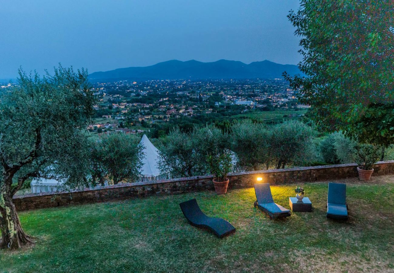 Villa a Lucca - Villa Rapondi, a stone farmhouse with incredible view and private jucuzzi hot tub in Lucca