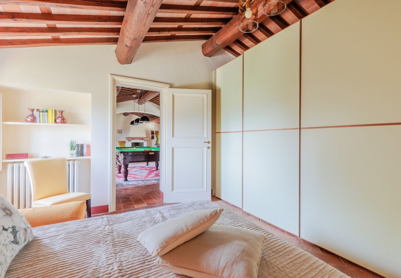 Villa a Lucca - Villa Rapondi, a stone farmhouse with incredible view and private jucuzzi hot tub in Lucca