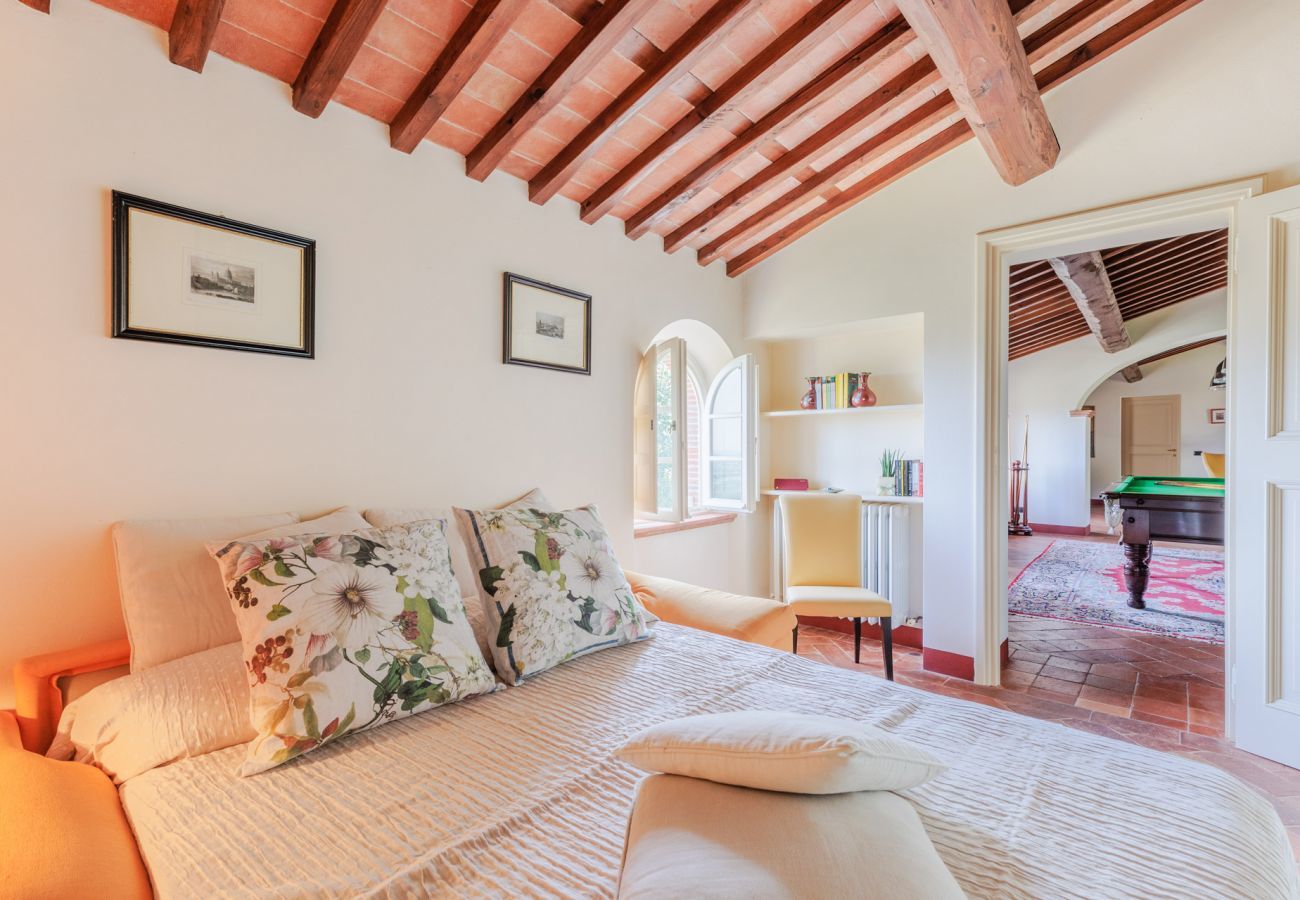 Villa a Lucca - Villa Rapondi, a stone farmhouse with incredible view and private jucuzzi hot tub in Lucca