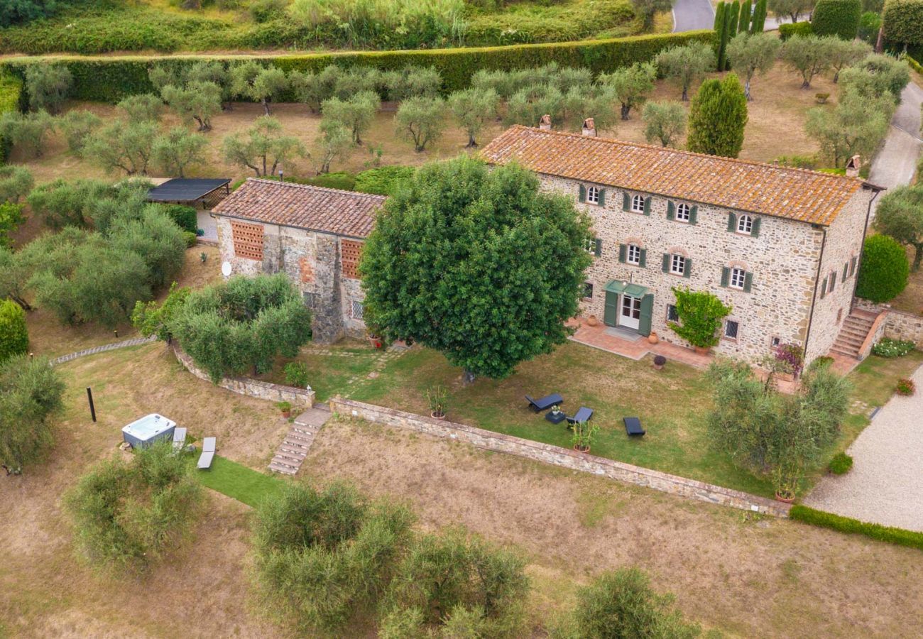 Villa a Lucca - Villa Rapondi, a stone farmhouse with incredible view and private jucuzzi hot tub in Lucca