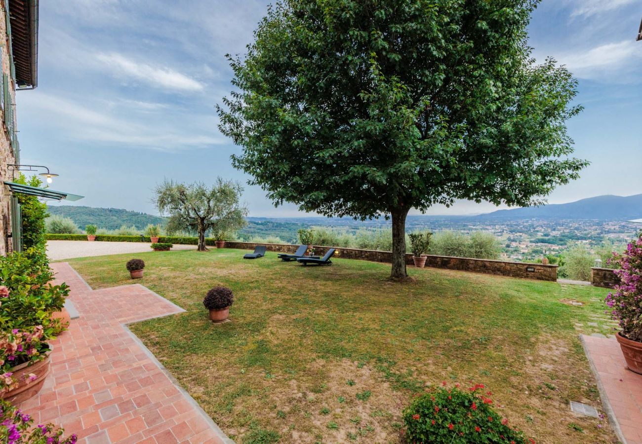 Villa a Lucca - Villa Rapondi, a stone farmhouse with incredible view and private jucuzzi hot tub in Lucca