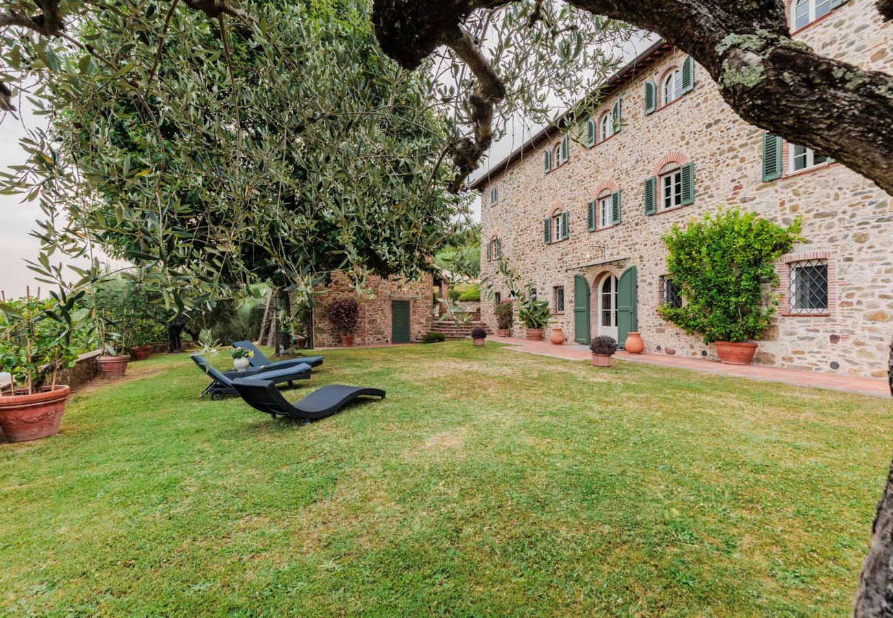 Villa a Lucca - Villa Rapondi, a stone farmhouse with incredible view and private jucuzzi hot tub in Lucca