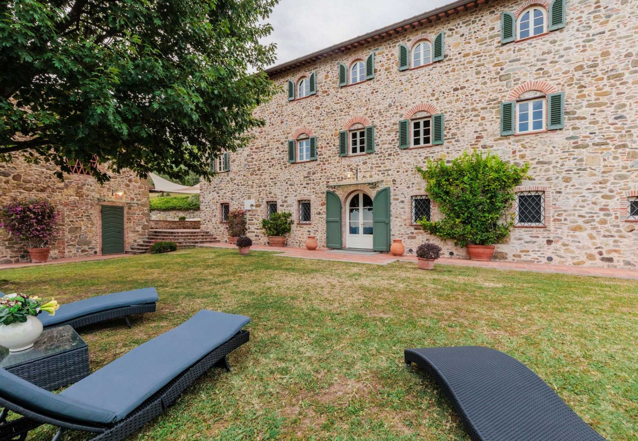 Villa a Lucca - Villa Rapondi, a stone farmhouse with incredible view and private jucuzzi hot tub in Lucca