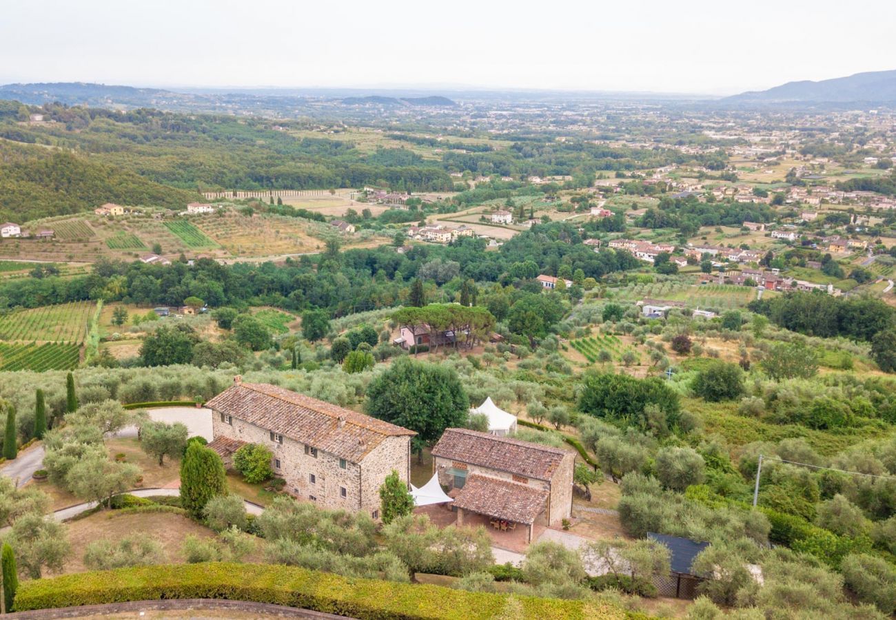 Villa a Lucca - Villa Rapondi, a stone farmhouse with incredible view and private jucuzzi hot tub in Lucca