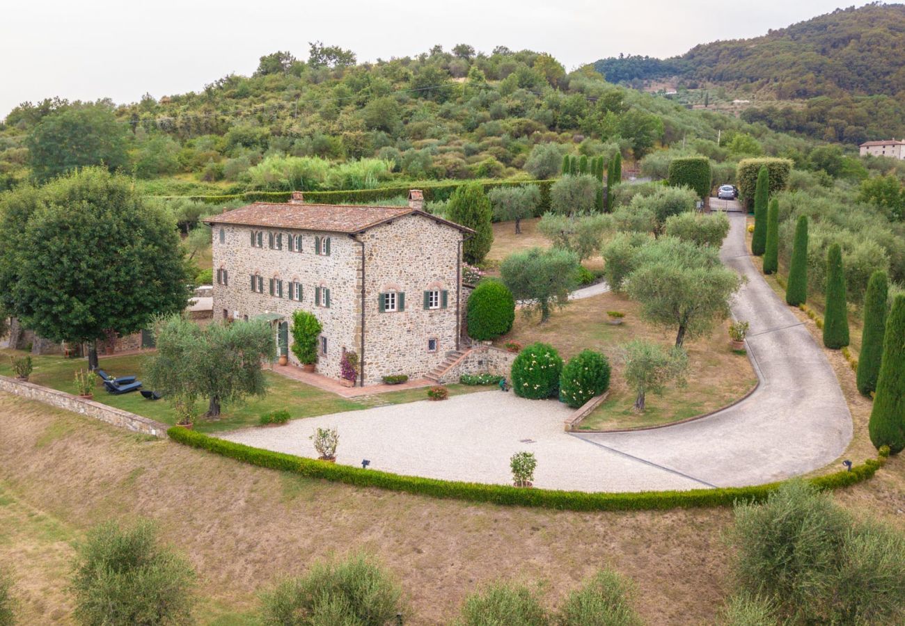 Villa a Lucca - Villa Rapondi, a stone farmhouse with incredible view and private jucuzzi hot tub in Lucca