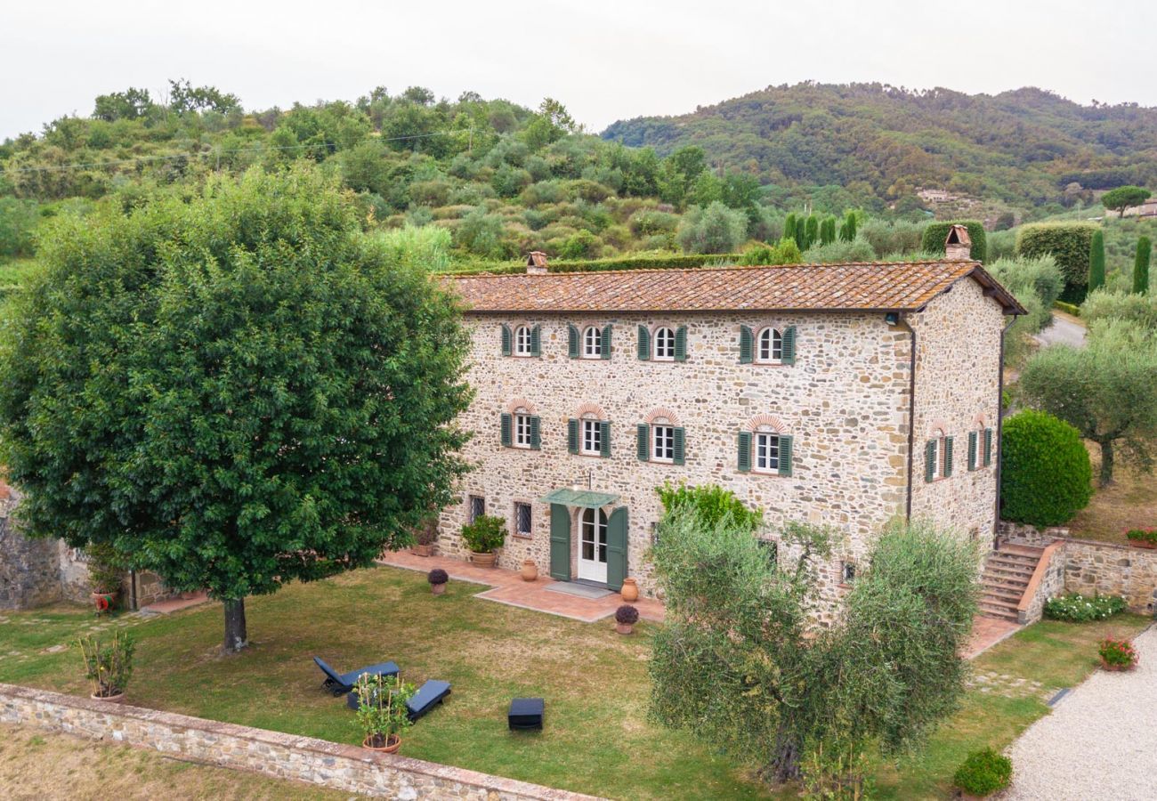 Villa a Lucca - Villa Rapondi, a stone farmhouse with incredible view and private jucuzzi hot tub in Lucca