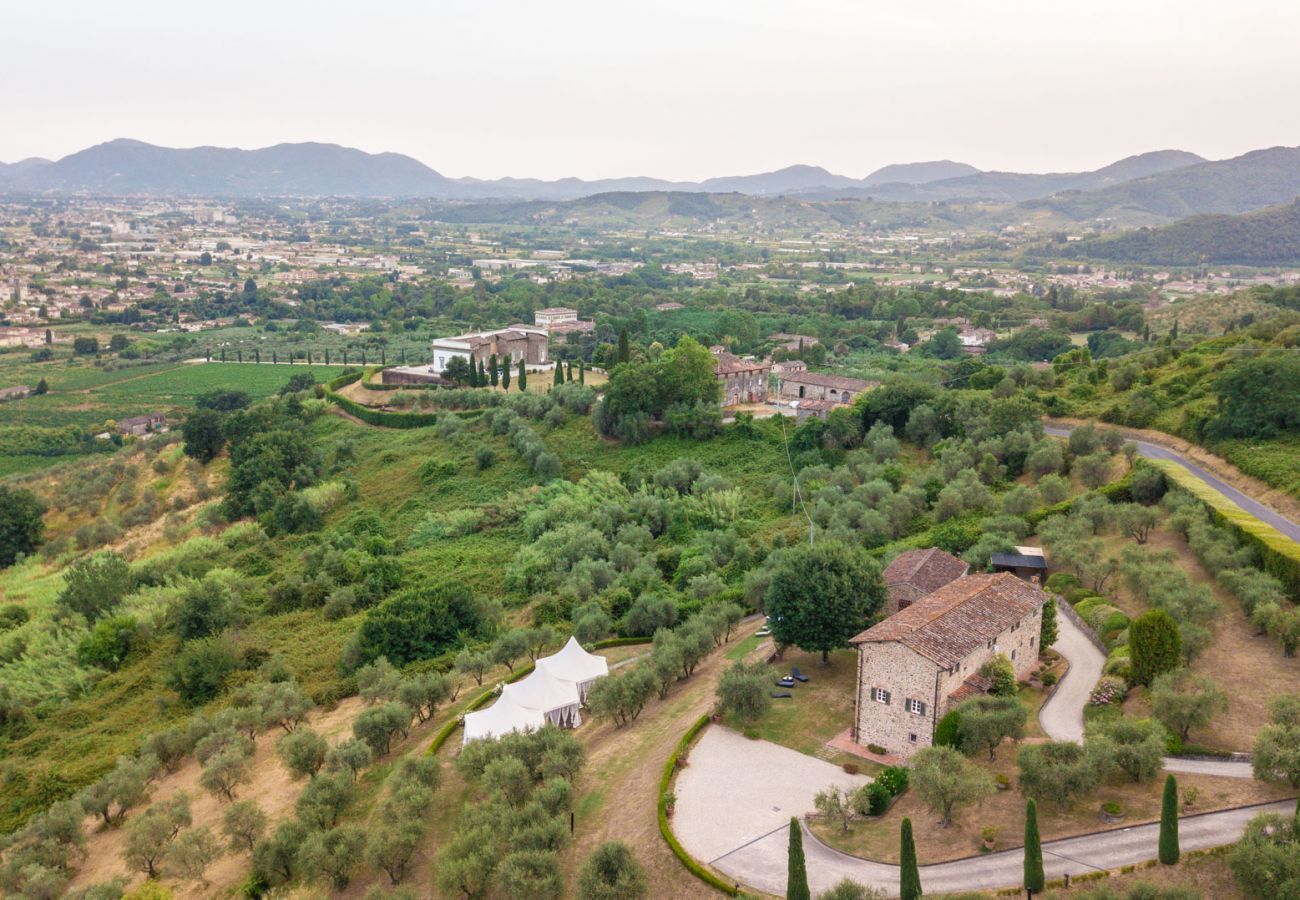 Villa a Lucca - Villa Rapondi, a stone farmhouse with incredible view and private jucuzzi hot tub in Lucca