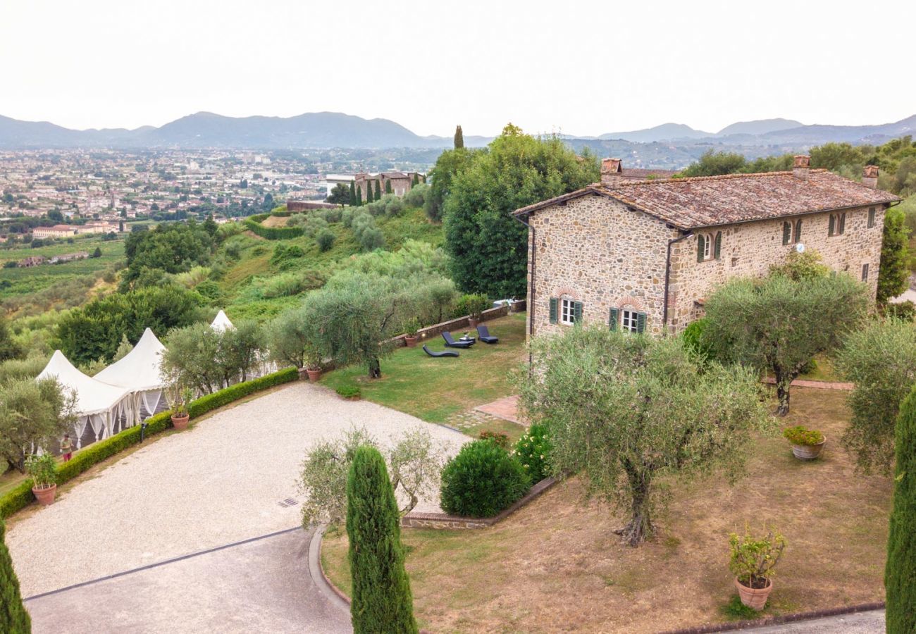 Villa a Lucca - Villa Rapondi, a stone farmhouse with incredible view and private jucuzzi hot tub in Lucca