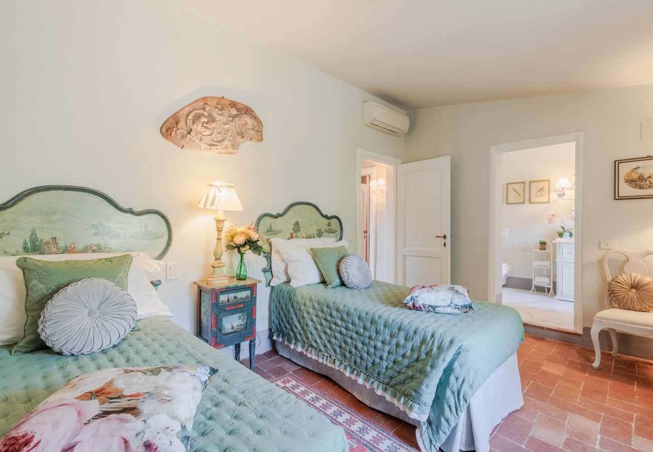 Villa a Capannori - Villa Noa, Romantic 8 bedroom Luxury Farmhouse with Private Pool on the Lucca Hills