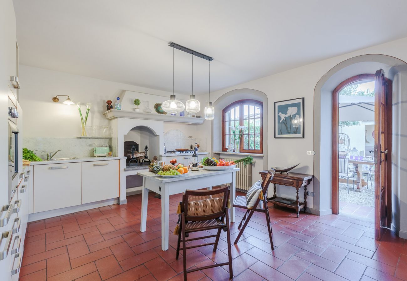 Villa a Monte San quirico - Villa Cesare, Convenient and Smart