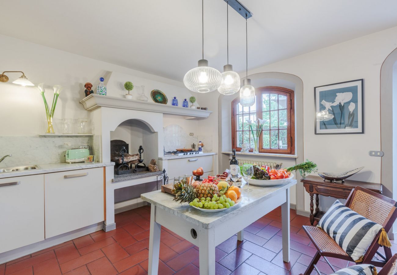 Villa a Monte San quirico - Villa Cesare, Convenient and Smart