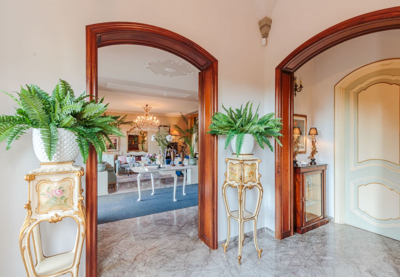 Villa a Monte San quirico - Villa Cesare, Convenient and Smart