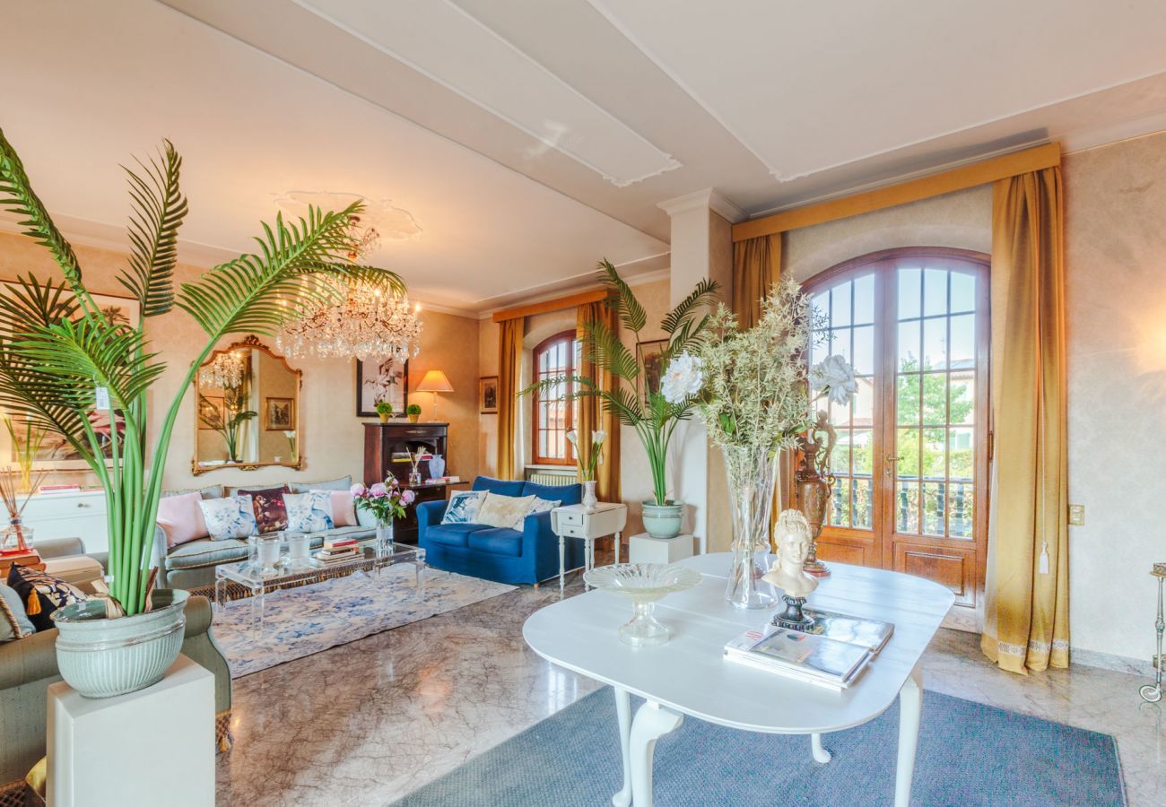Villa a Monte San quirico - Villa Cesare, Convenient and Smart