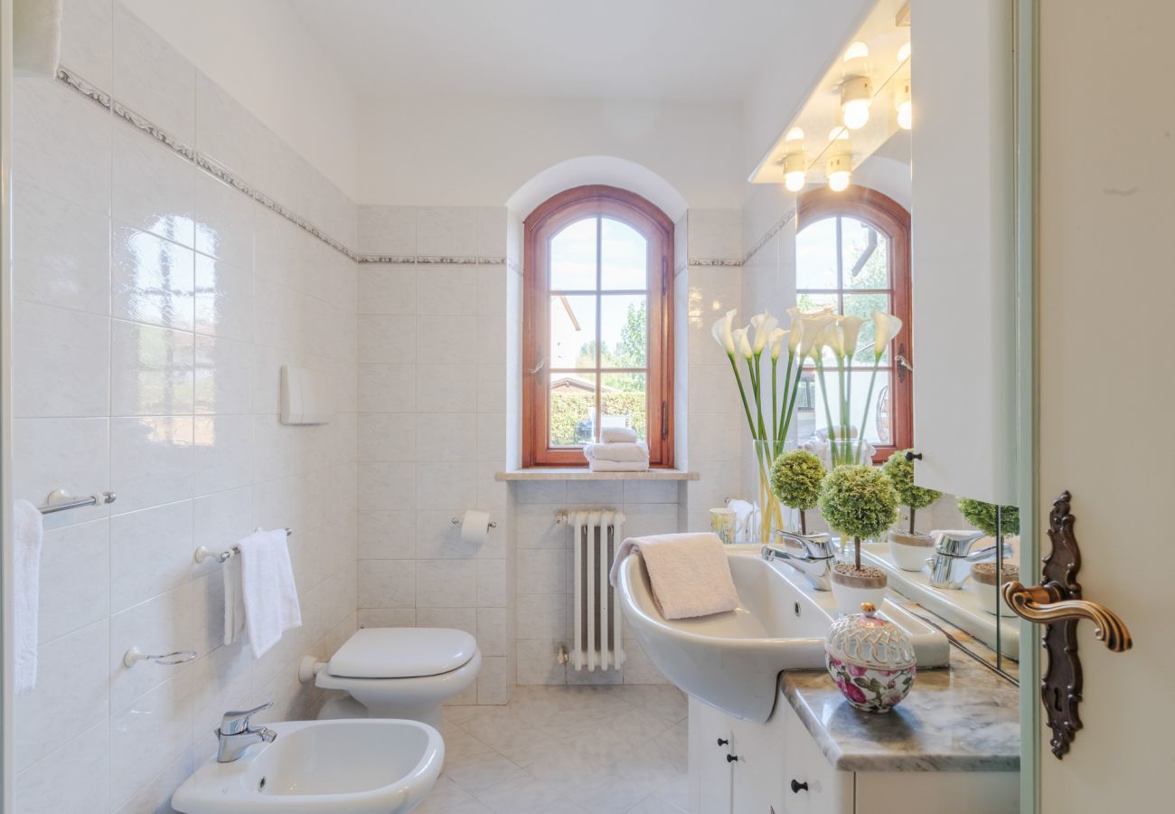 Villa a Monte San quirico - Villa Cesare, Convenient and Smart