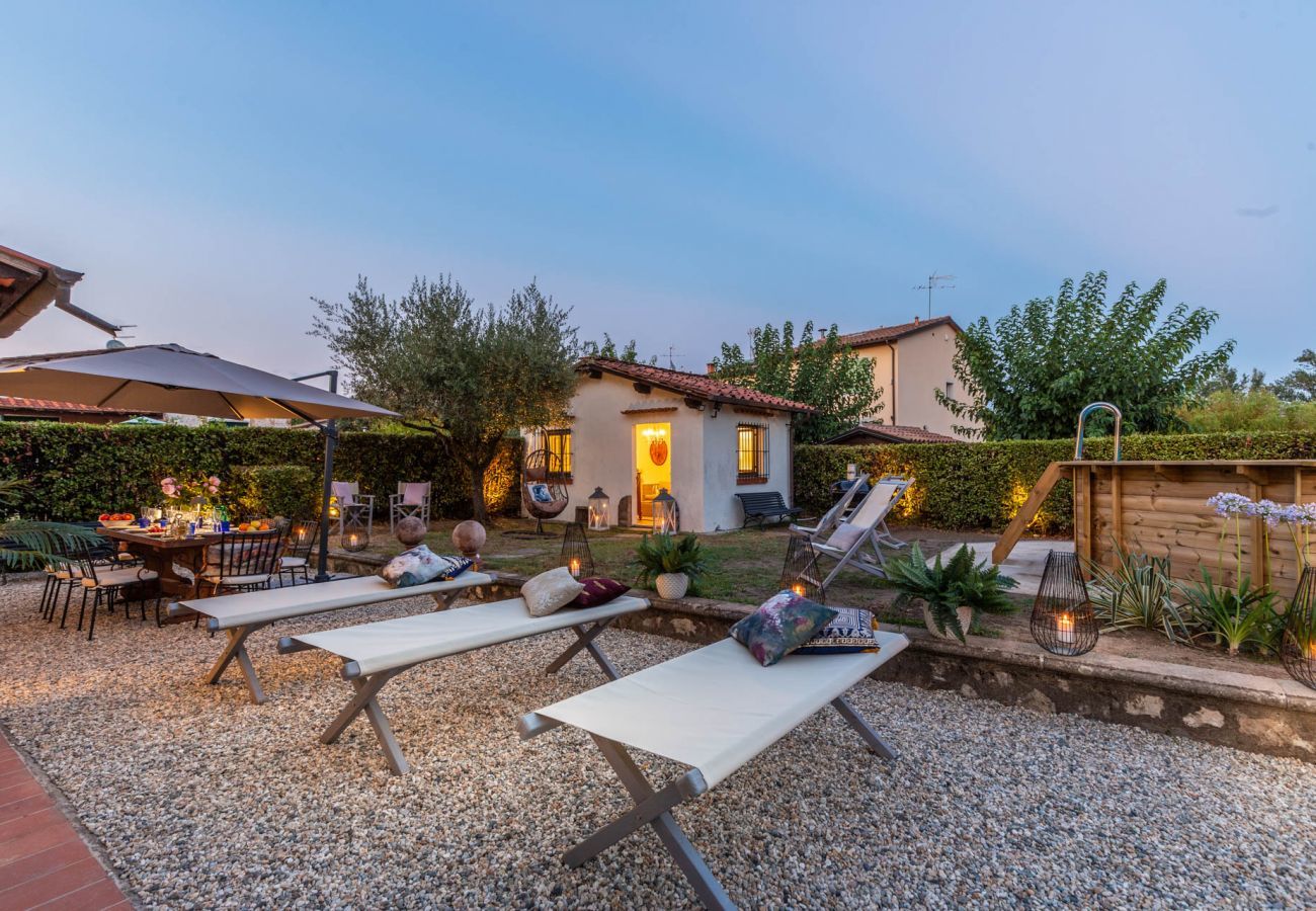Villa a Monte San quirico - Villa Cesare, Convenient and Smart