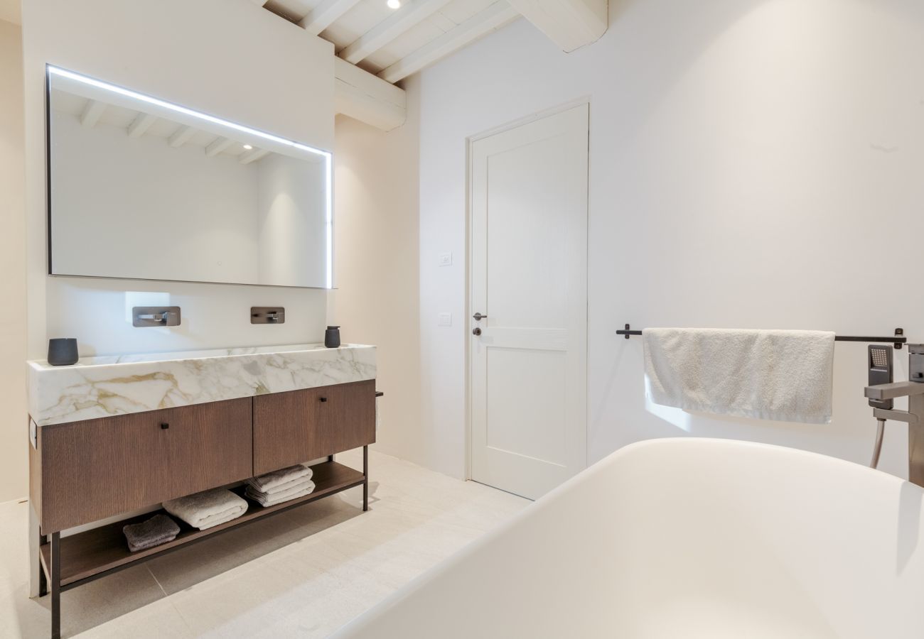 Villa a Lucca - Tramonto Farmhouse, Contemporary Tradition