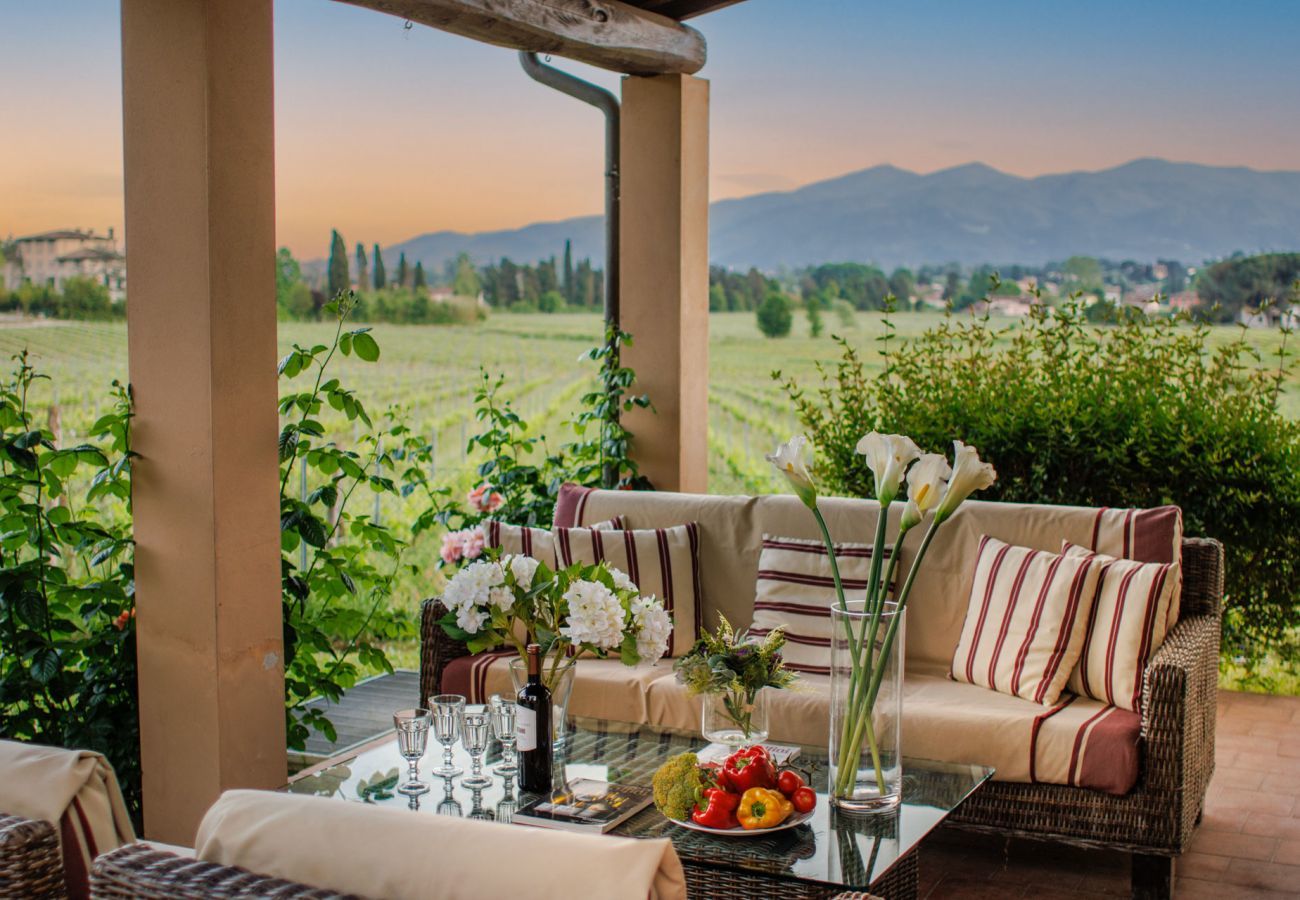 Villa a Monte San quirico - Cicale Farmhouse, 3 bedrooms Farmhouse with Pool