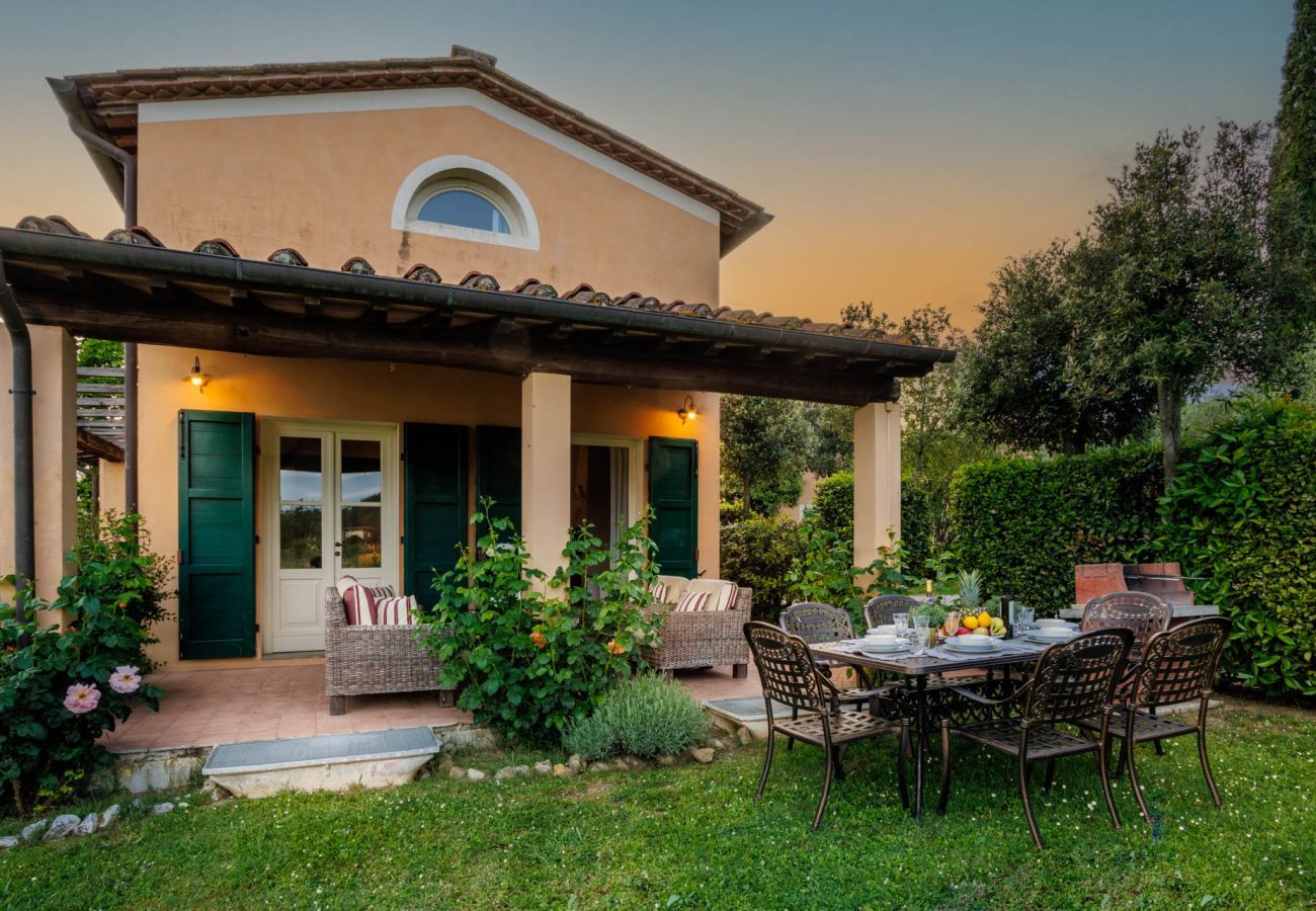 Villa a Monte San quirico - Cicale Farmhouse, 3 bedrooms Farmhouse with Pool