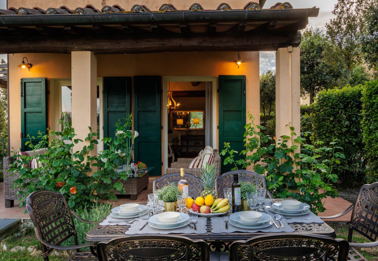 Villa a Monte San quirico - Cicale Farmhouse, 3 bedrooms Farmhouse with Pool
