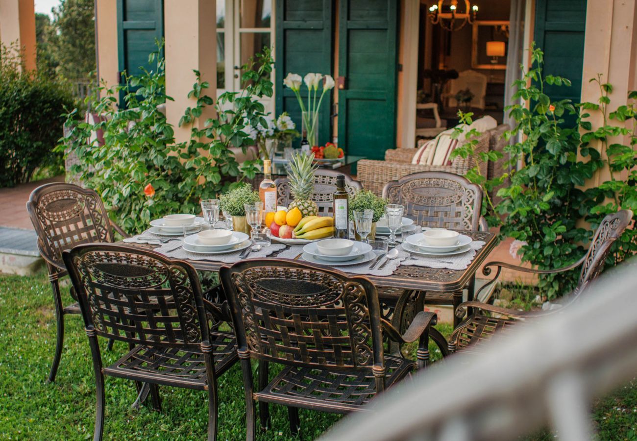 Villa a Monte San quirico - Cicale Farmhouse, 3 bedrooms Farmhouse with Pool