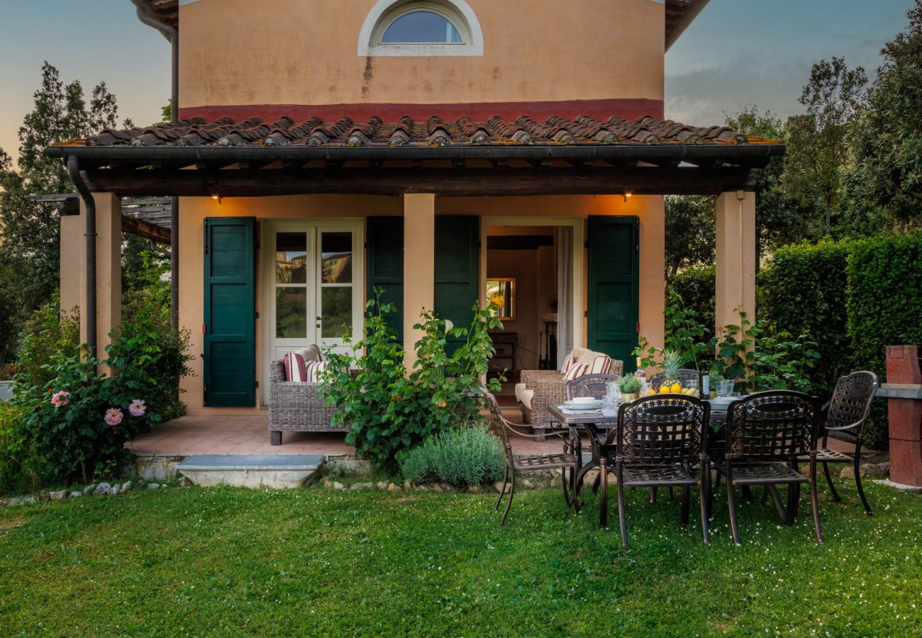 Villa a Monte San quirico - Cicale Farmhouse, 3 bedrooms Farmhouse with Pool