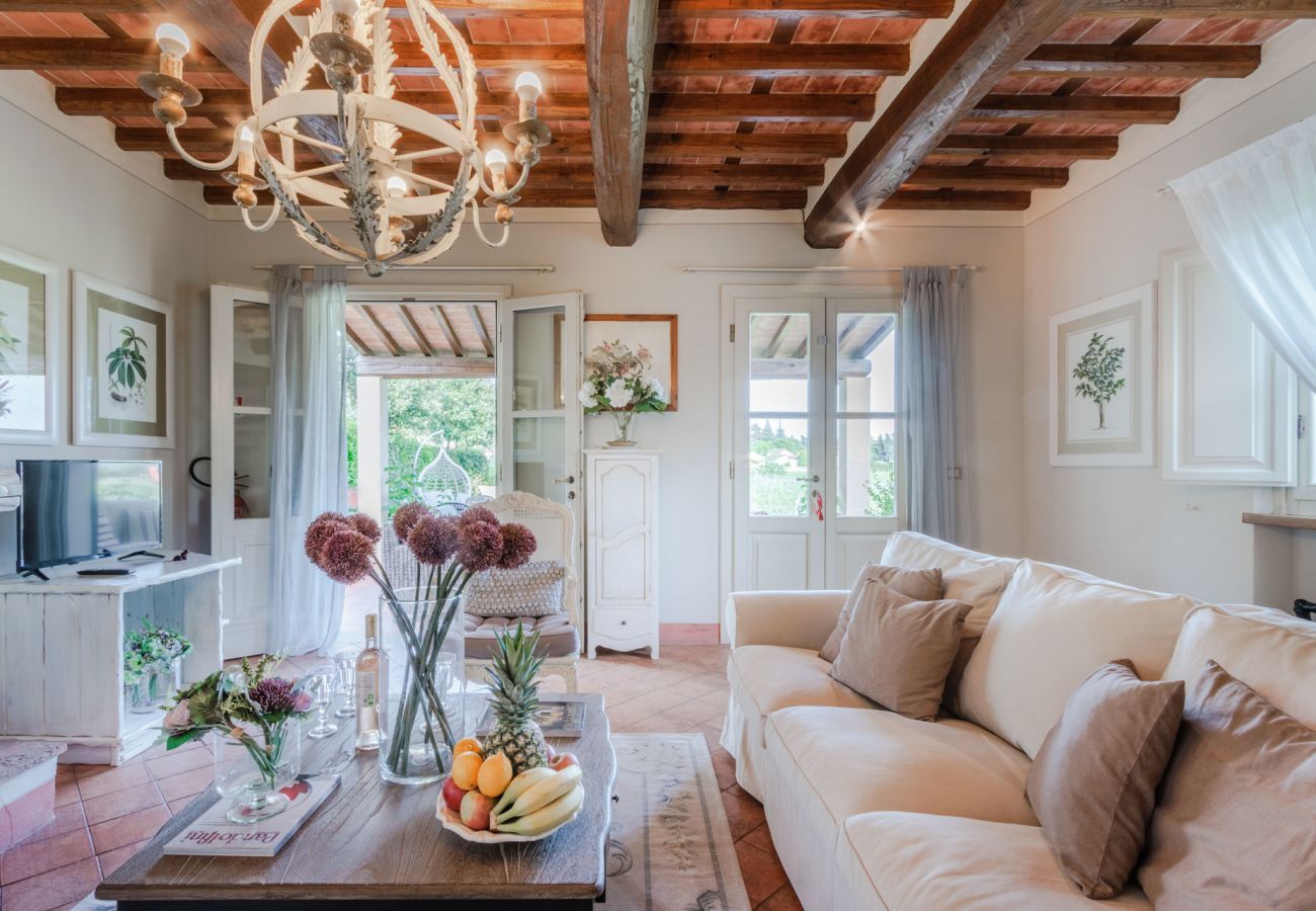 Villa a Monte San quirico - Cicale Farmhouse, 3 bedrooms Farmhouse with Pool