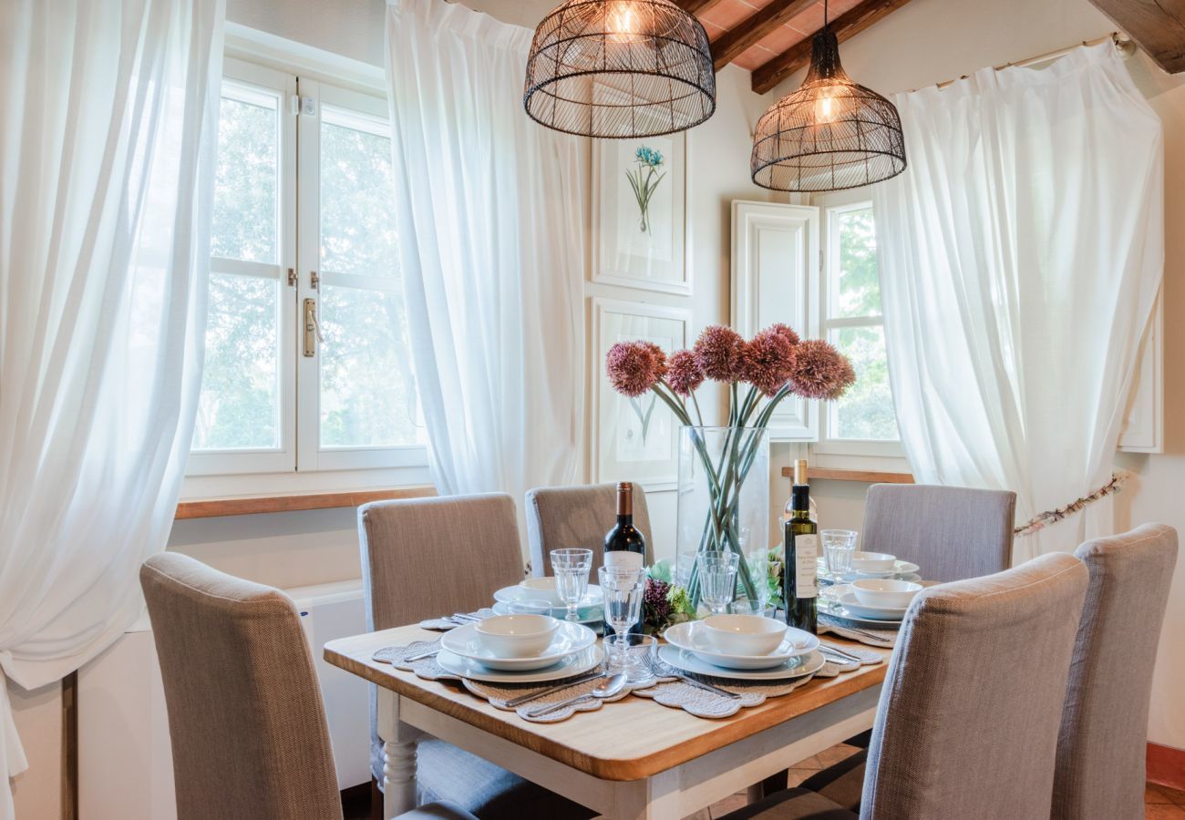 Villa a Monte San quirico - Cicale Farmhouse, 3 bedrooms Farmhouse with Pool