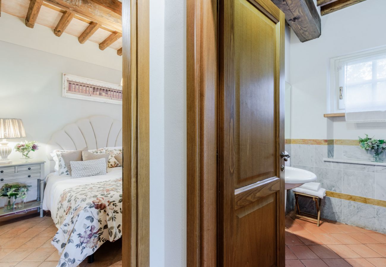 Villa a Monte San quirico - Cicale Farmhouse, 3 bedrooms Farmhouse with Pool