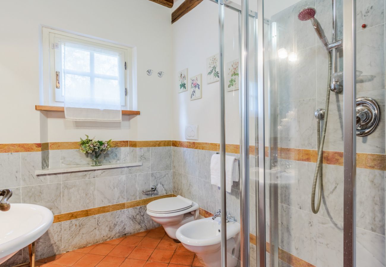 Villa a Monte San quirico - Cicale Farmhouse, 3 bedrooms Farmhouse with Pool