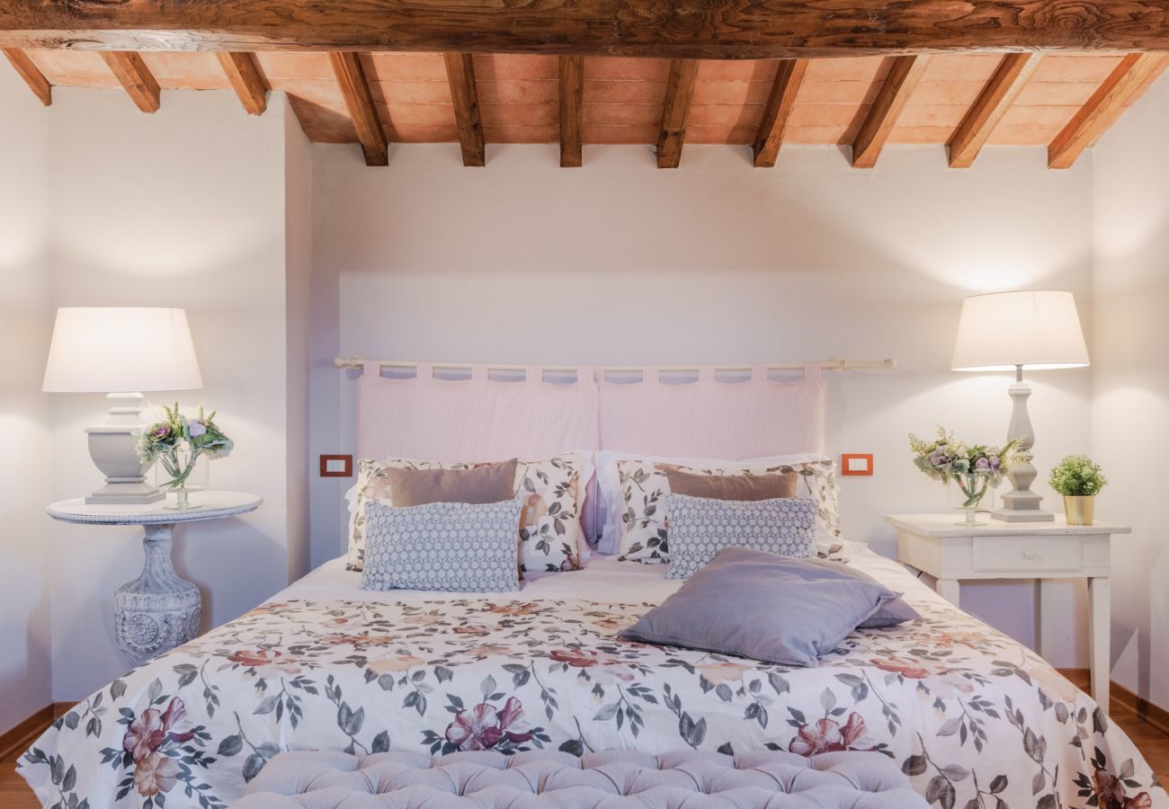 Villa a Monte San quirico - Cicale Farmhouse, 3 bedrooms Farmhouse with Pool