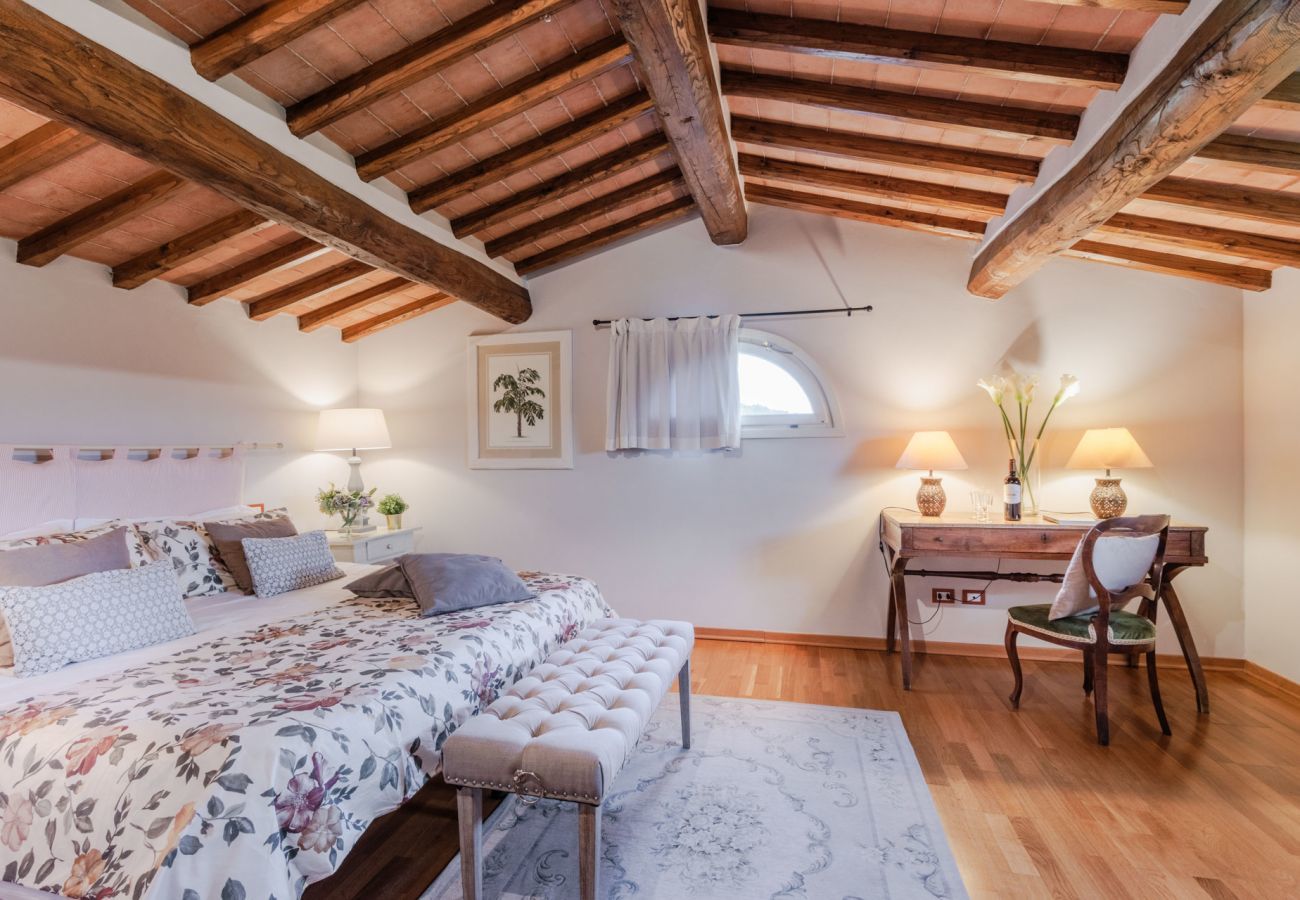 Villa a Monte San quirico - Cicale Farmhouse, 3 bedrooms Farmhouse with Pool