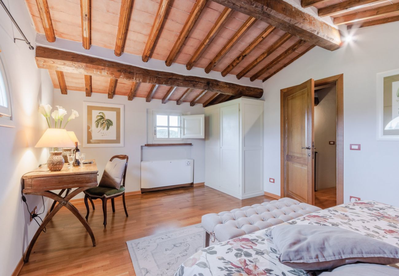 Villa a Monte San quirico - Cicale Farmhouse, 3 bedrooms Farmhouse with Pool