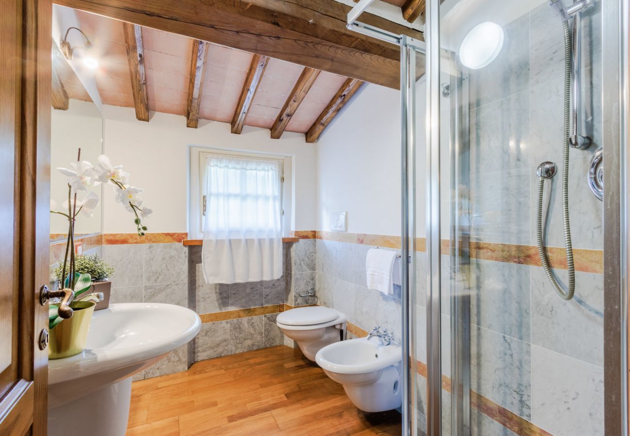 Villa a Monte San quirico - Cicale Farmhouse, 3 bedrooms Farmhouse with Pool