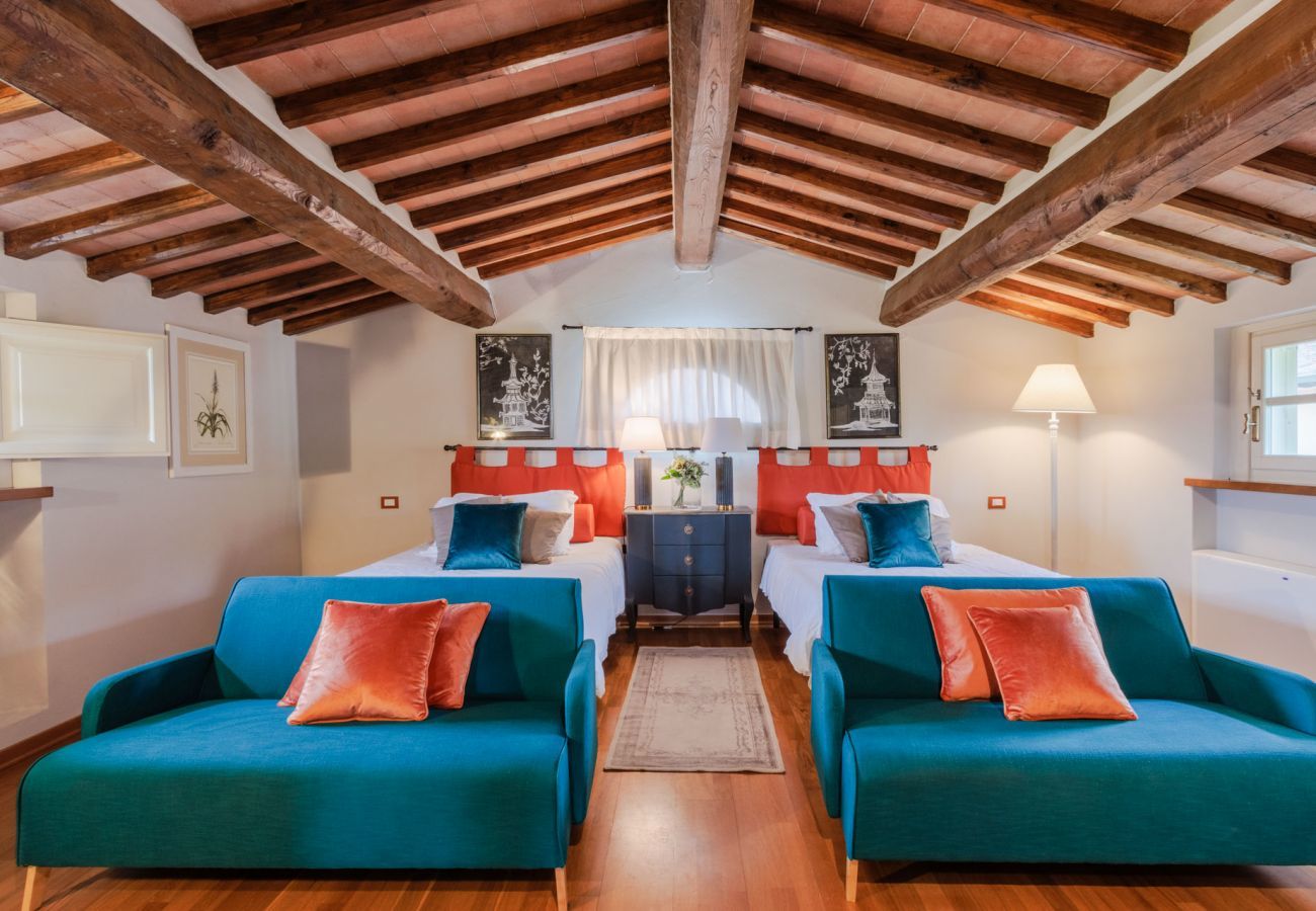Villa a Monte San quirico - Cicale Farmhouse, 3 bedrooms Farmhouse with Pool