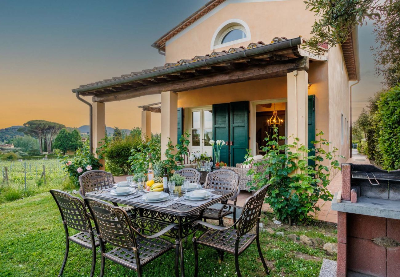 Villa a Monte San quirico - Cicale Farmhouse, 3 bedrooms Farmhouse with Pool