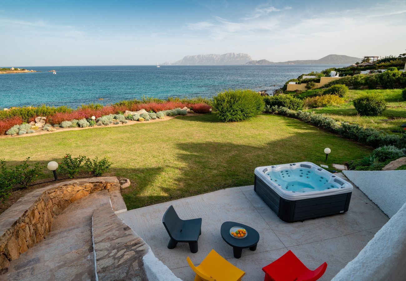Villa Azul - veranda con jacuzzi e vista mare in villa in affitto a Olbia