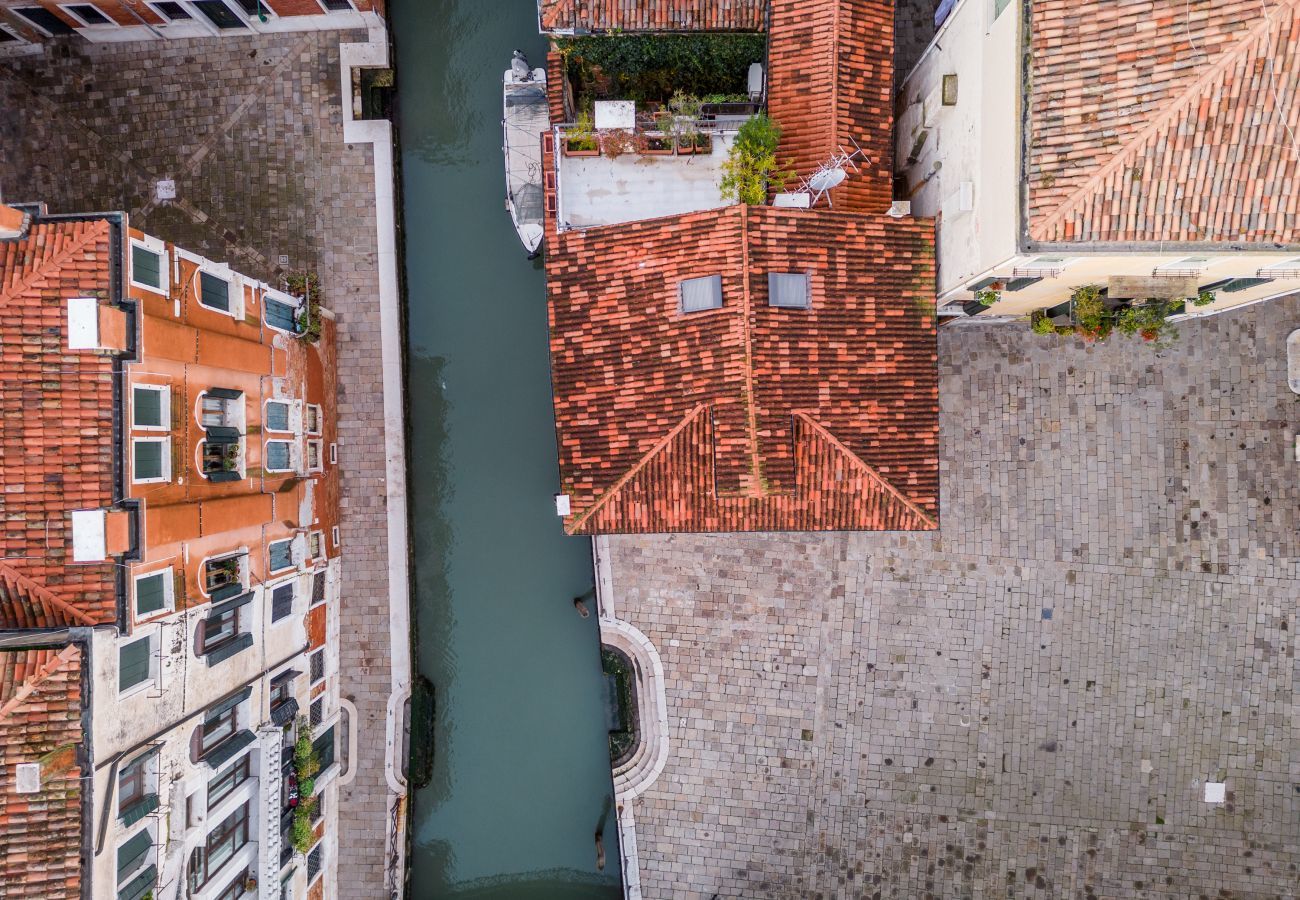 Appartamento a Venezia -   Independent Mansion Overlooking the Canal R&R