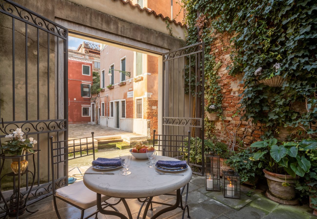 Appartamento a Venezia -   Independent Mansion Overlooking the Canal R&R