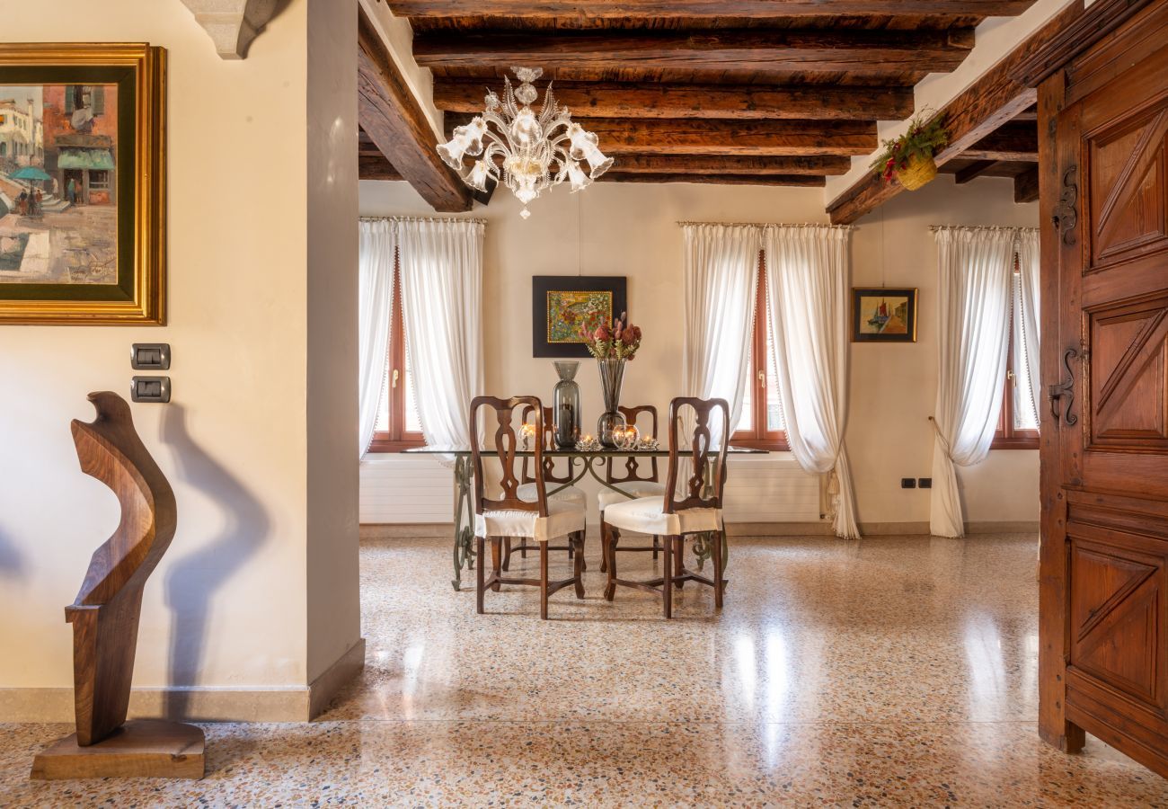 Appartamento a Venezia -   Independent Mansion Overlooking the Canal R&R