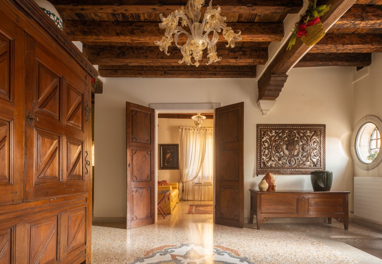 Appartamento a Venezia -   Independent Mansion Overlooking the Canal R&R