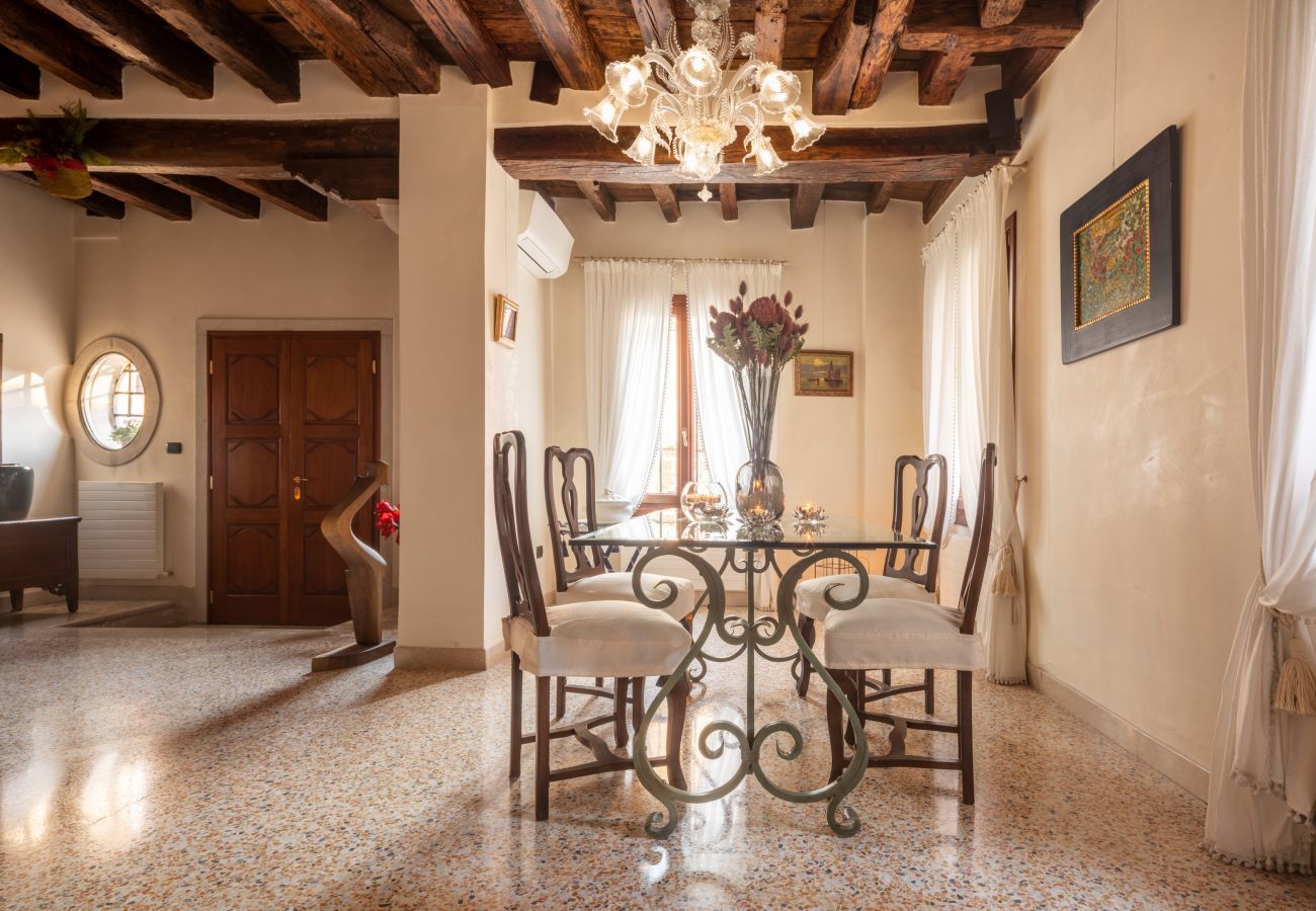 Appartamento a Venezia -   Independent Mansion Overlooking the Canal R&R