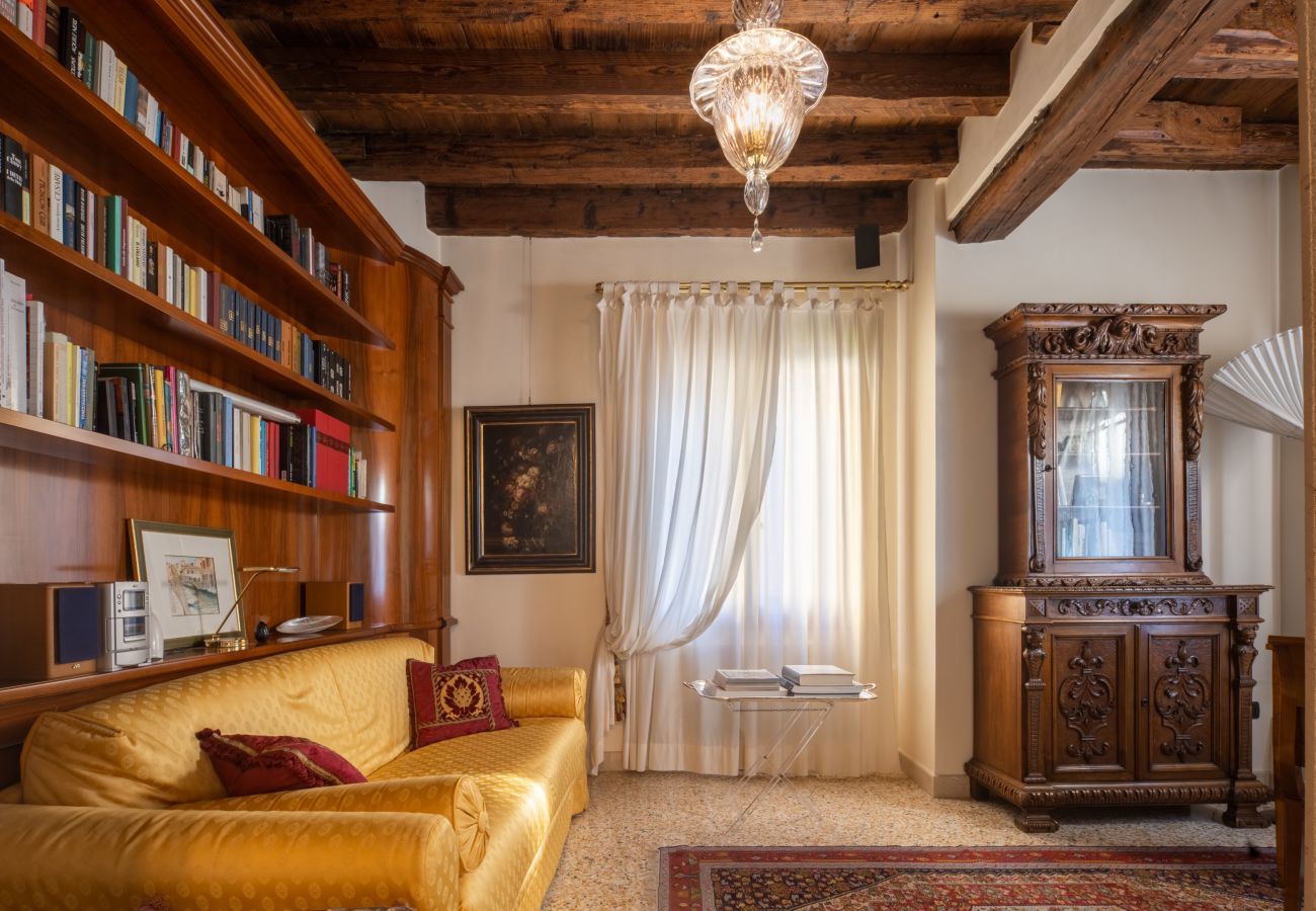 Appartamento a Venezia -   Independent Mansion Overlooking the Canal R&R