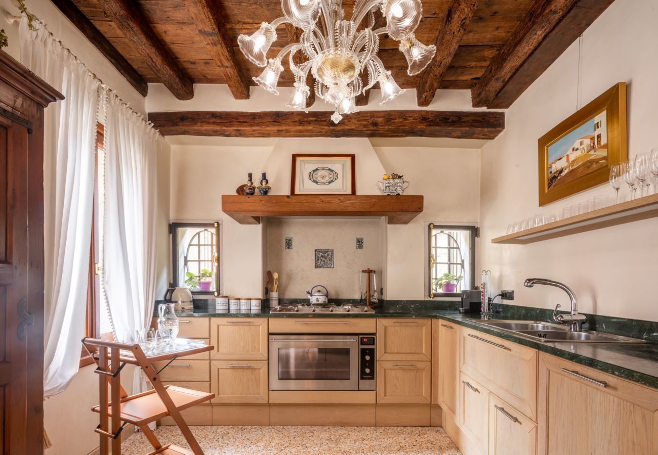 Appartamento a Venezia -   Independent Mansion Overlooking the Canal R&R