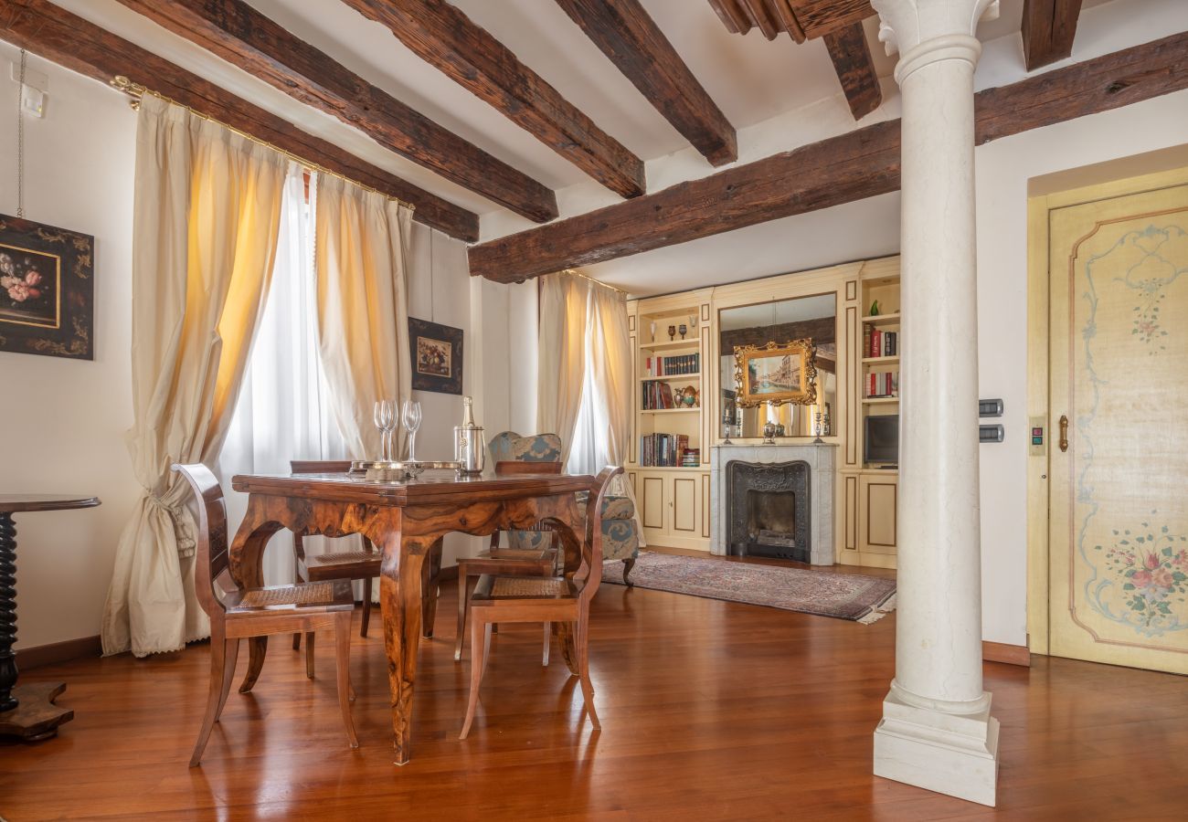 Appartamento a Venezia -   Independent Mansion Overlooking the Canal R&R