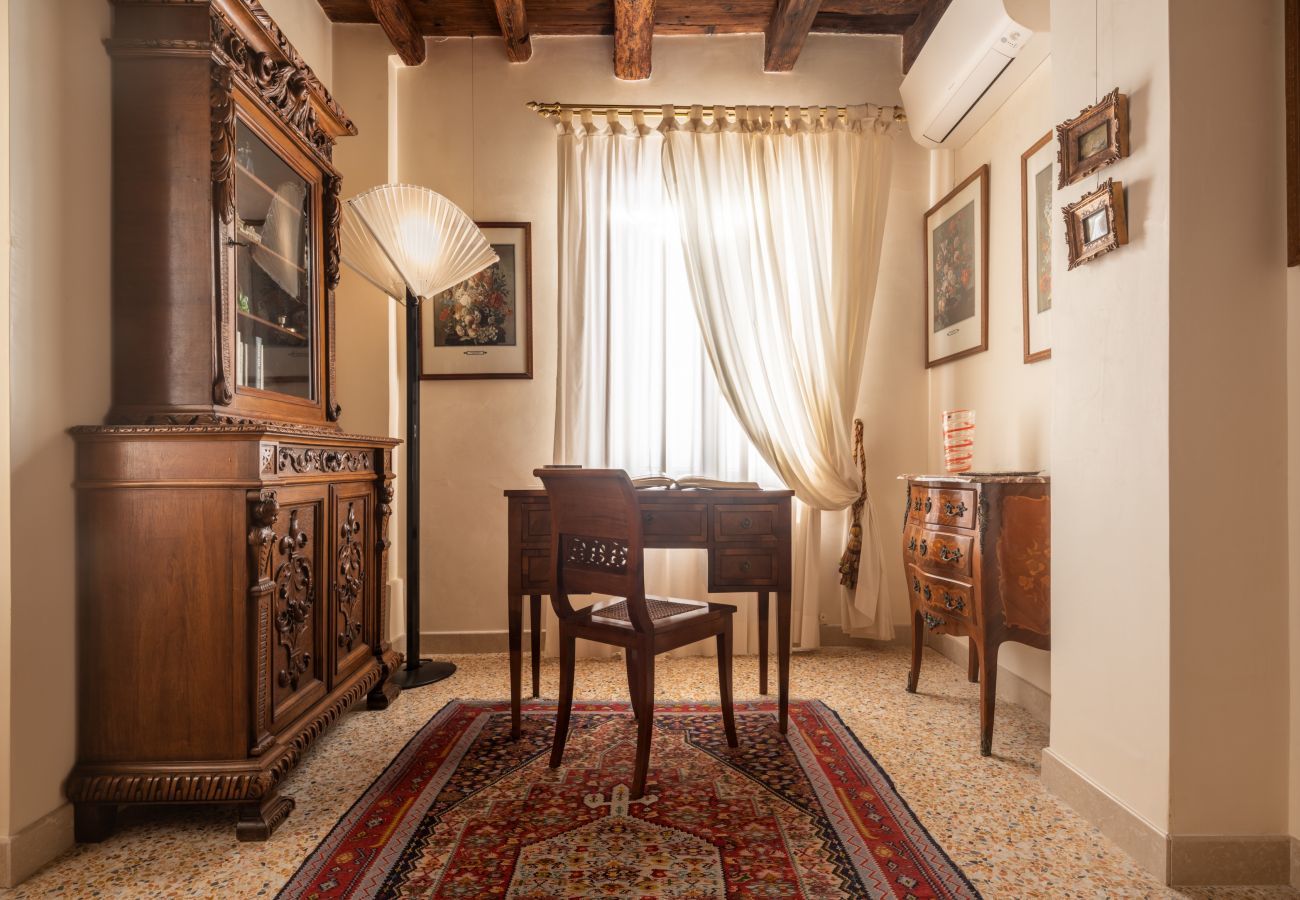 Appartamento a Venezia -   Independent Mansion Overlooking the Canal R&R