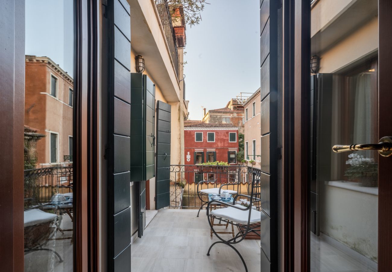 Appartamento a Venezia -   Independent Mansion Overlooking the Canal R&R