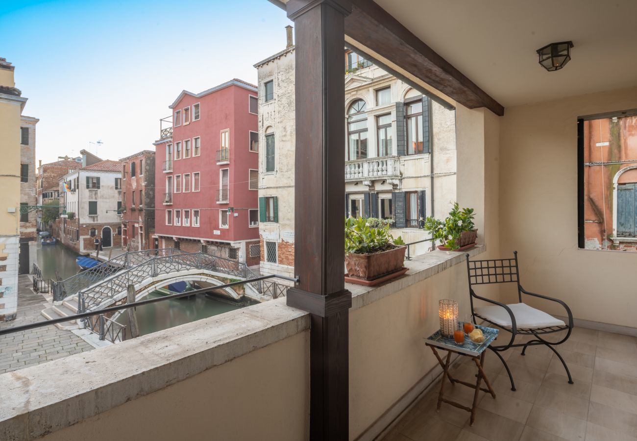 Appartamento a Venezia -   Independent Mansion Overlooking the Canal R&R