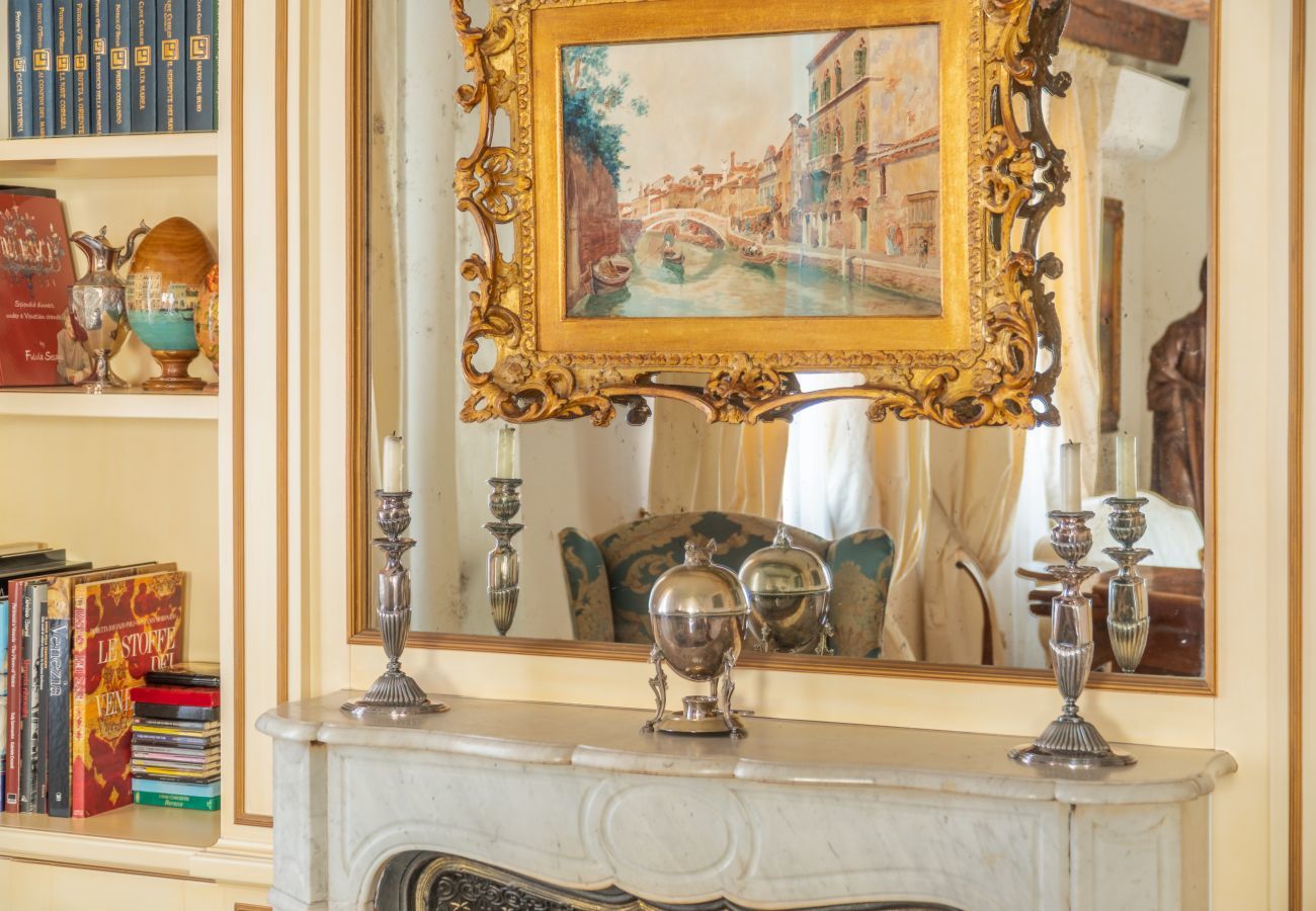 Appartamento a Venezia -   Independent Mansion Overlooking the Canal R&R