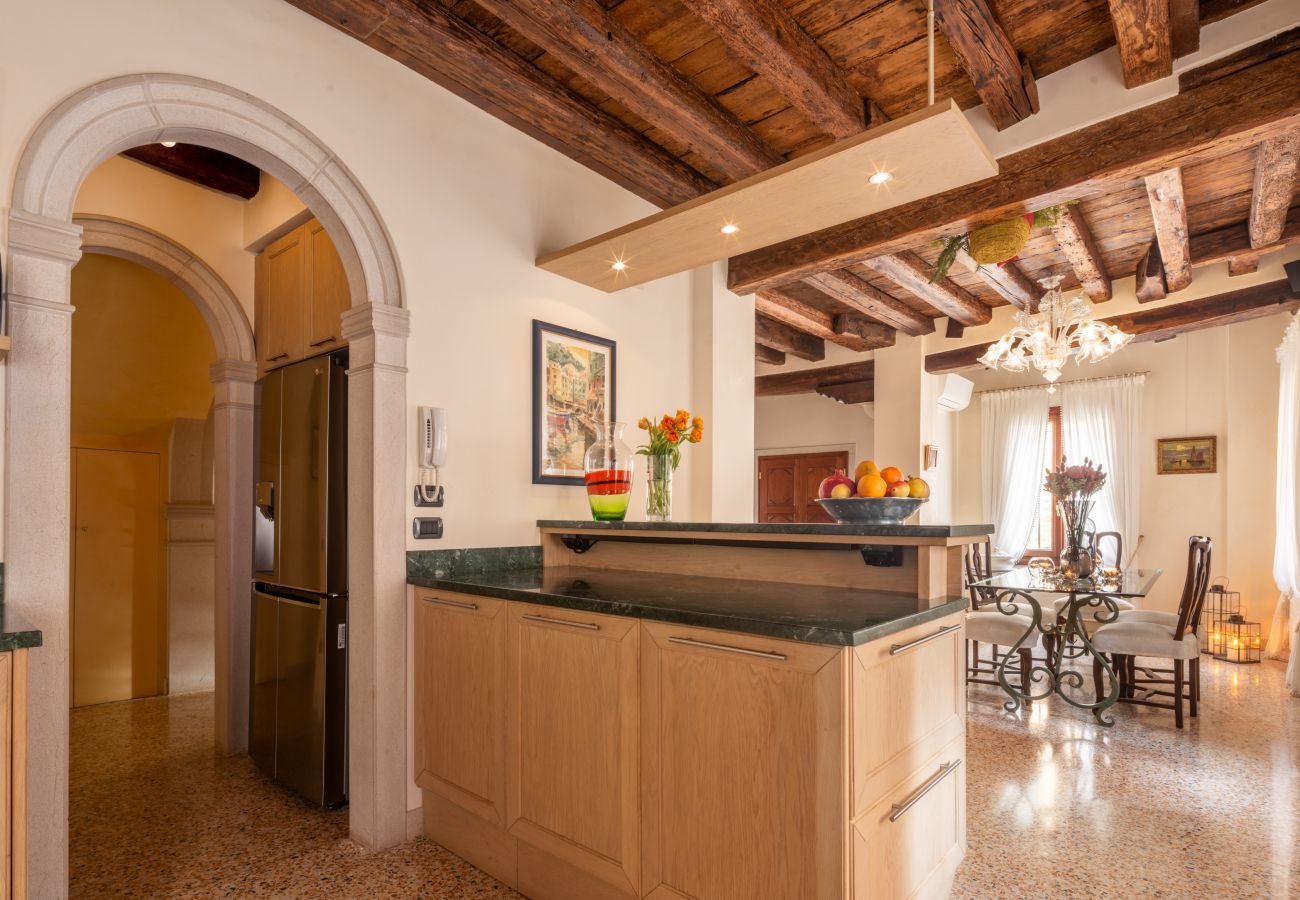 Appartamento a Venezia -   Independent Mansion Overlooking the Canal R&R